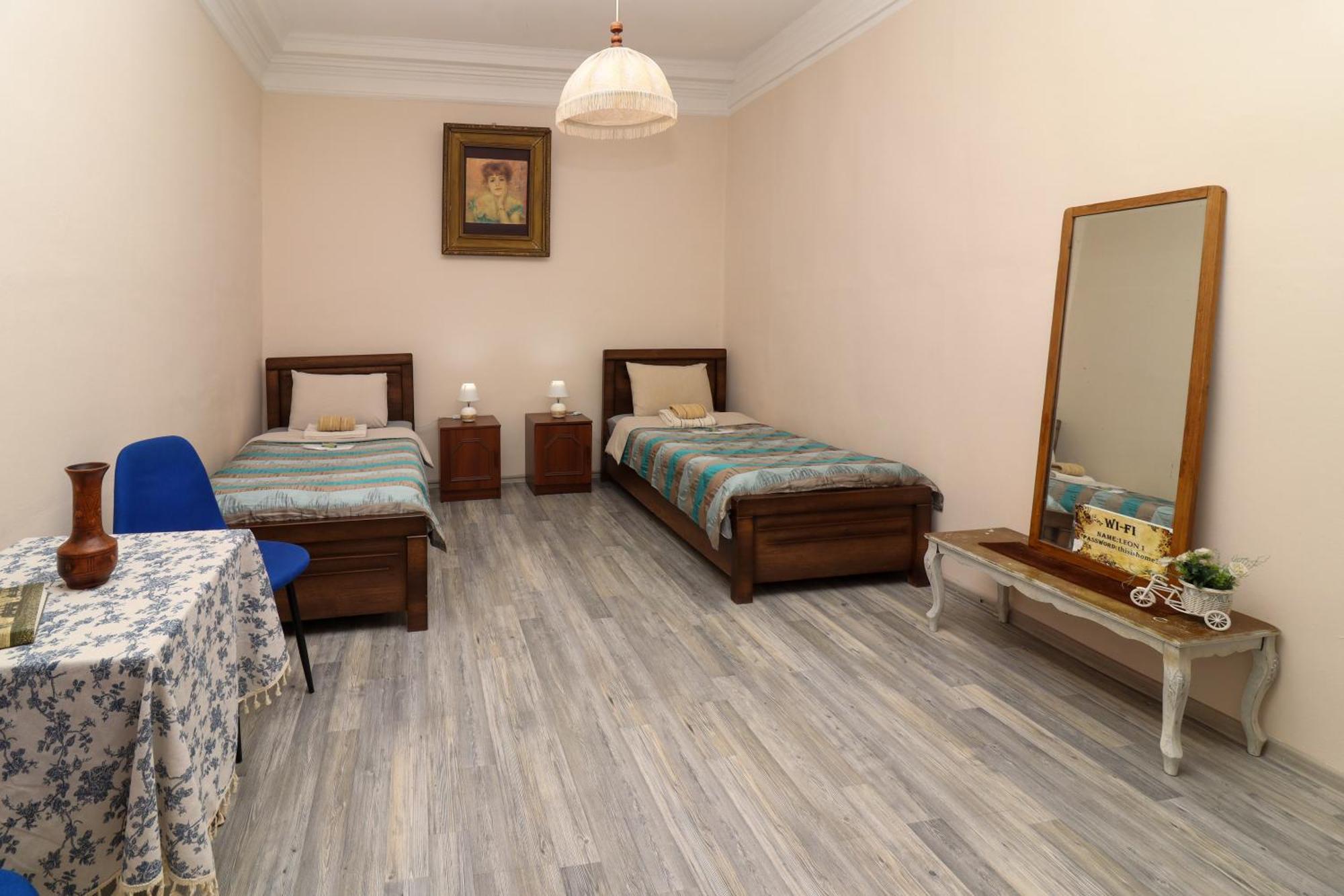 Хостел Leon Rooms Тбилиси Экстерьер фото